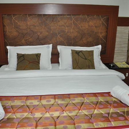 Hotel Aryaas Palayankottai Экстерьер фото