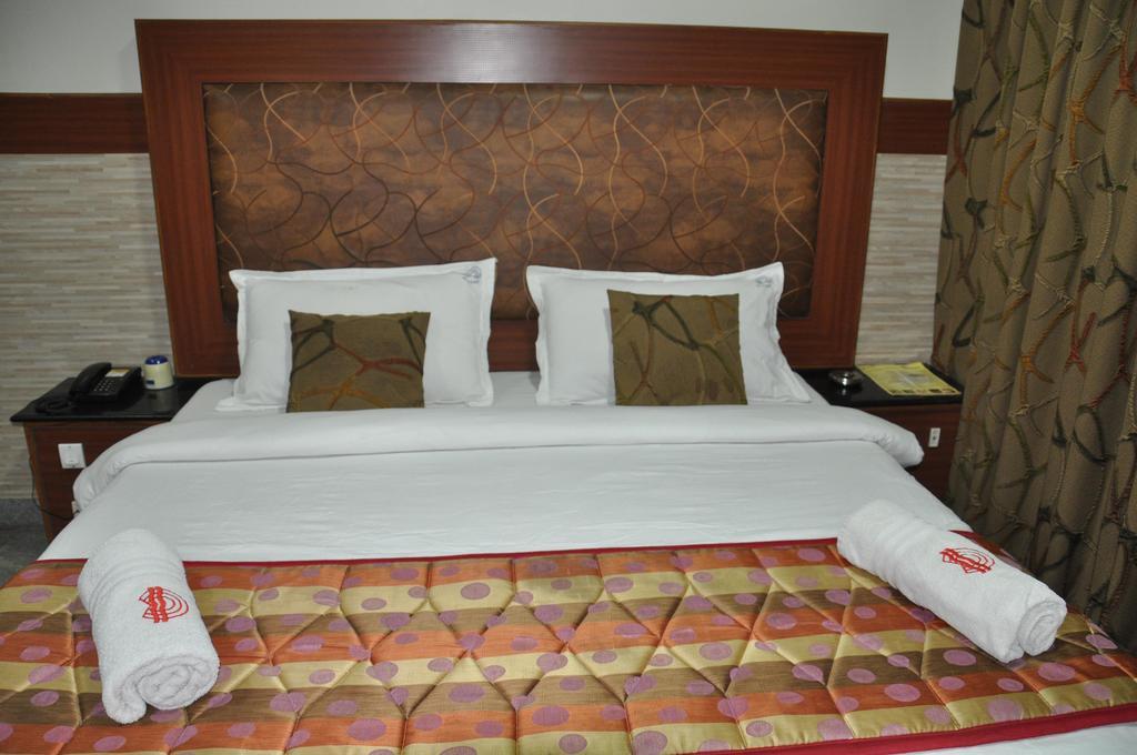 Hotel Aryaas Palayankottai Экстерьер фото