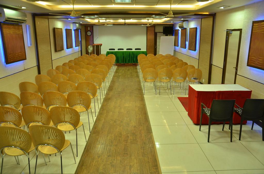 Hotel Aryaas Palayankottai Экстерьер фото