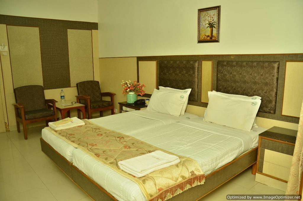 Hotel Aryaas Palayankottai Экстерьер фото